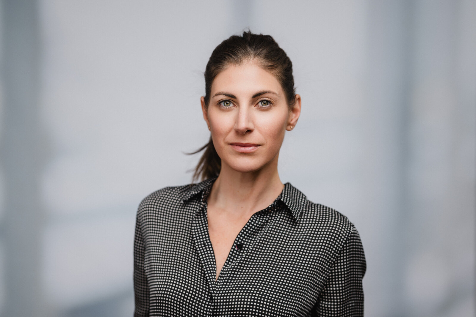 Dr. Minoo Zarbafi im Porträt